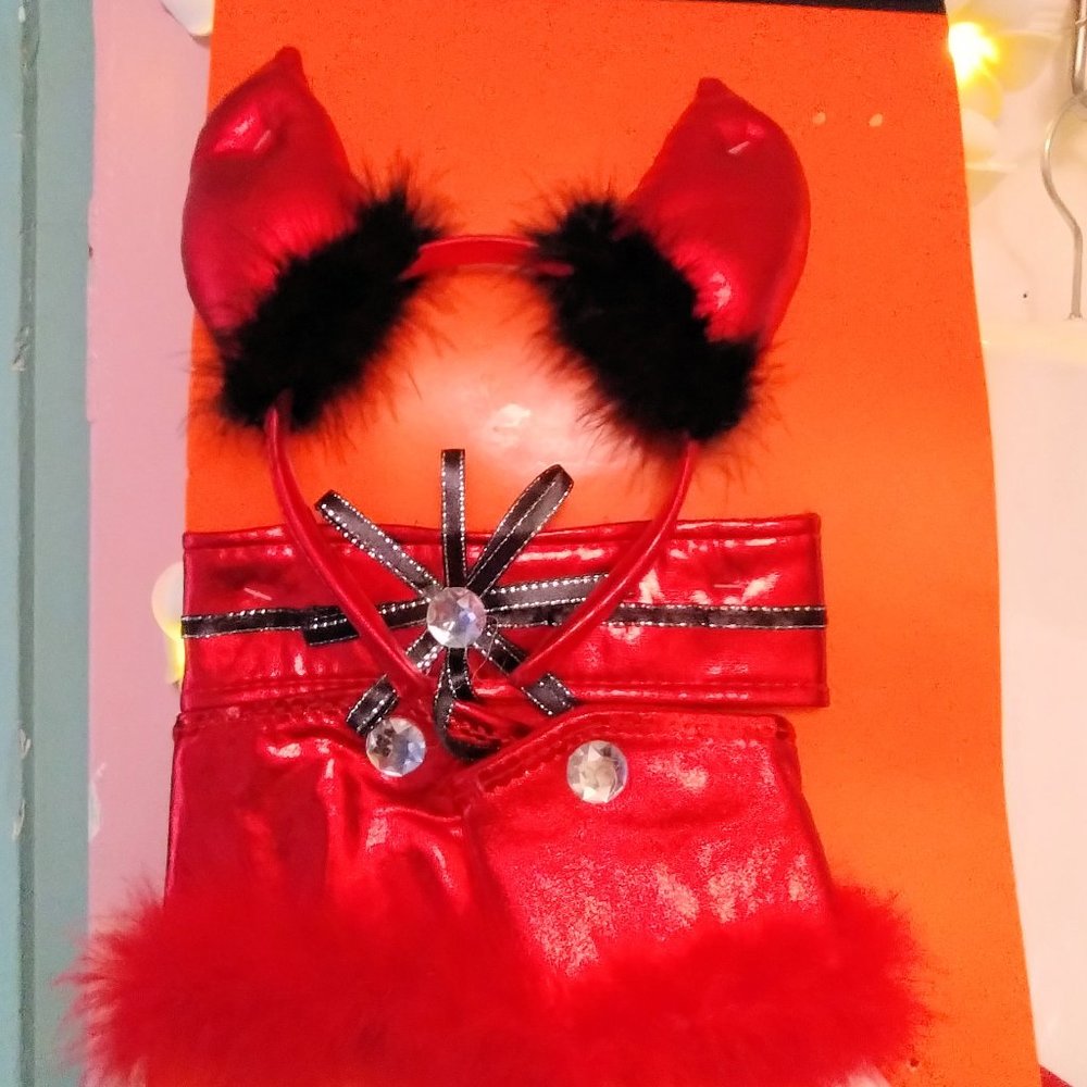 Sexy (6XL) Red Devil Faux Leather Corset and Glitzy Feather Trimmed Acessories - Picture 2 of 9